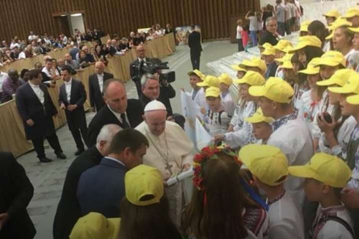 Папа Римський отримав «Книгу добра» від українських дітей