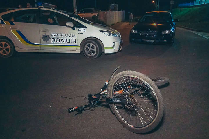 На Бажана у Києві велосипедиста збив водій з купою алкоголю в автівці
