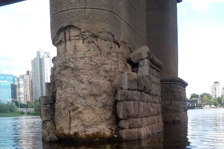 Міст Патона «втомився»: на одній з опор обвалилося облицювання
