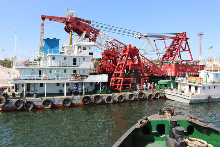 Китайська компанія почала поглиблювати дно у порту Чорноморськ (фото)