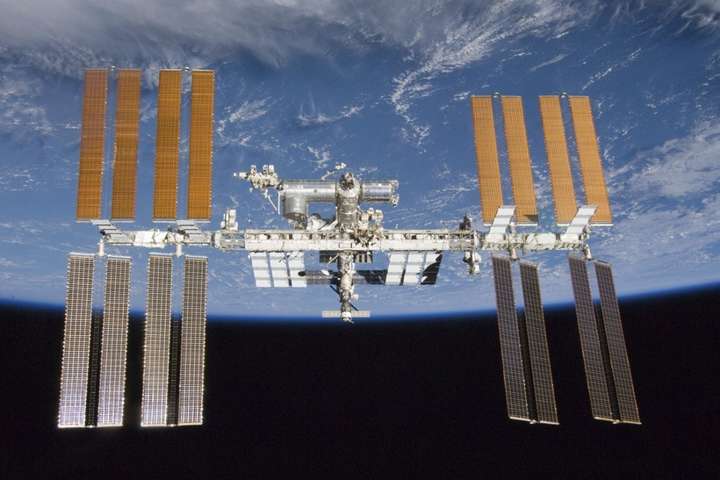 На Международной космической станции почти месяц борются с утечкой воды при помощи салфеток