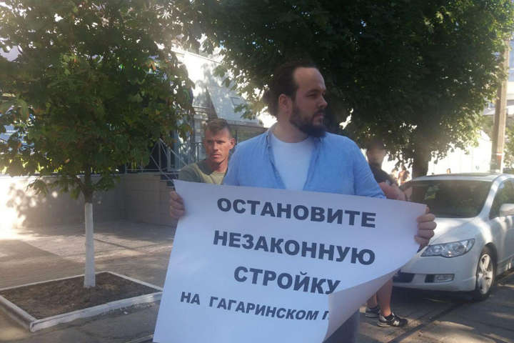 В Одесі люди перекрили дорогу через вирубку парку