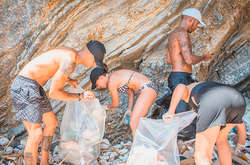 Джереми Микс, Хлоя Грин, Льюис Хэмилтон очистили пляж Миконоса от пластика