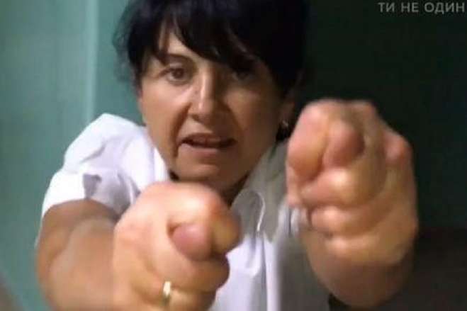 П’яна медсестра у Харкові нападала на дітей і тягала за волосся