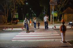 У Вінниці на «зебрах» почали встановлювати острівці безпеки. Фото