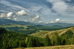 Субота в Україні буде спекотною, але на заході очікуються грози