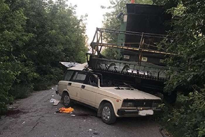 На Тернопільщині «Жигулі» потрапили під комбайн, водій загинув
