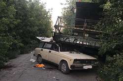 На Тернопільщині «Жигулі» потрапили під комбайн, водій загинув