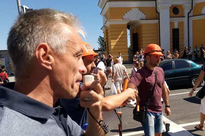 Активісти під час акції на захист історичної спадщини на Поштовій площі, 10 серпня - Підтоплення розкопок на Поштовій: активісти вимагають перевірити артефакти