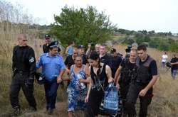 Правоохоронці виводять ромів Лощинівки після погромів у 2016 році