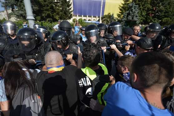 В Бухаресті сталися сутички з протестувальниками, поліція застосувала сльозогінний газ