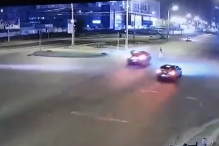 Lexus у Києві збив пішохода на перехресті і навіть не зупинився (відео)