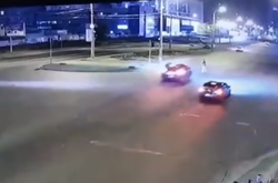 Lexus у Києві збив пішохода на перехресті і навіть не зупинився (відео)