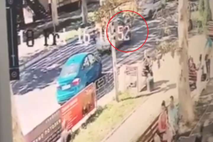 У Чорноморську автівка збила двох дівчат, що переходили дорогу на переході