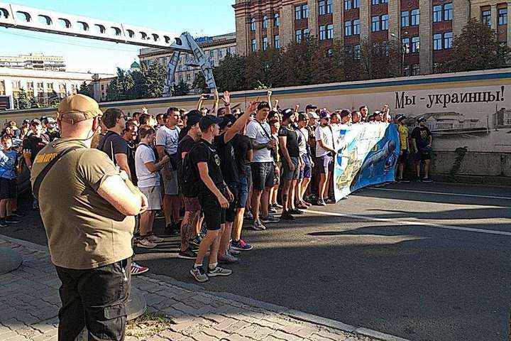 Фанати «Дніпра» і «Металіста» провели спільний марш в центрі Дніпра