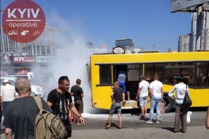 У Києві біля метро «Осокорки» загорівся автобус із пасажирами 