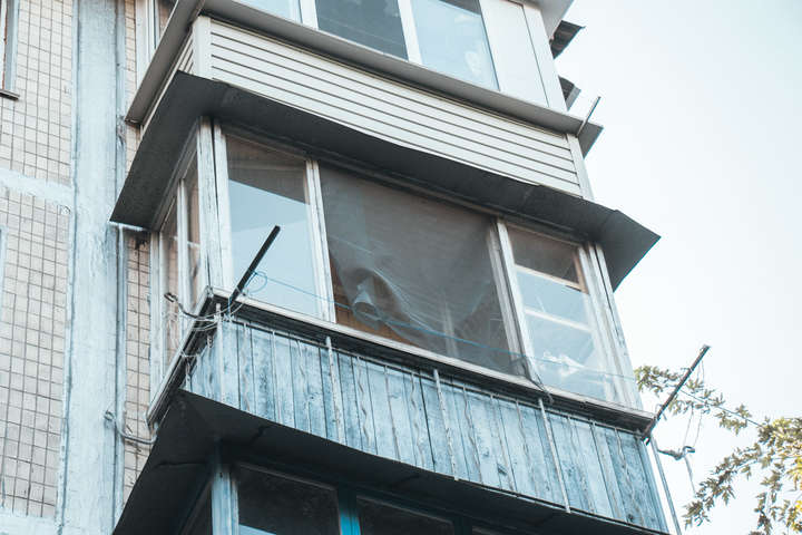 Голий молодий чоловік випав з балкона у Києві