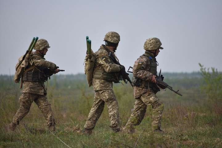 Військові на Донбасі затримали росіянина, що знімав їх позиції на телефон