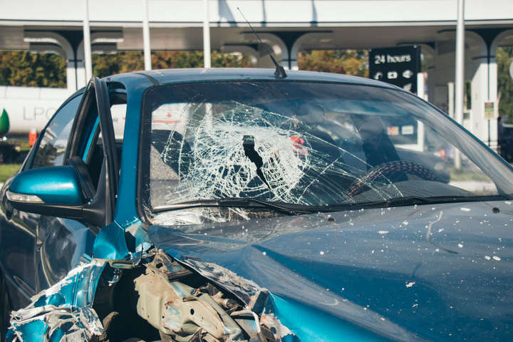 Пасажирка пробила головою лобове скло автівки, яка врізалася у стовп у Києві