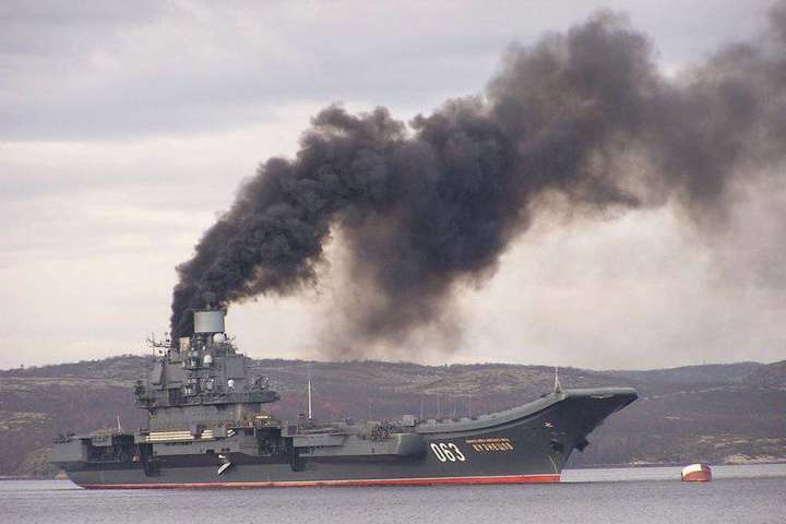 Американці з’ясували, чому єдиний авіаносець Росії так димить