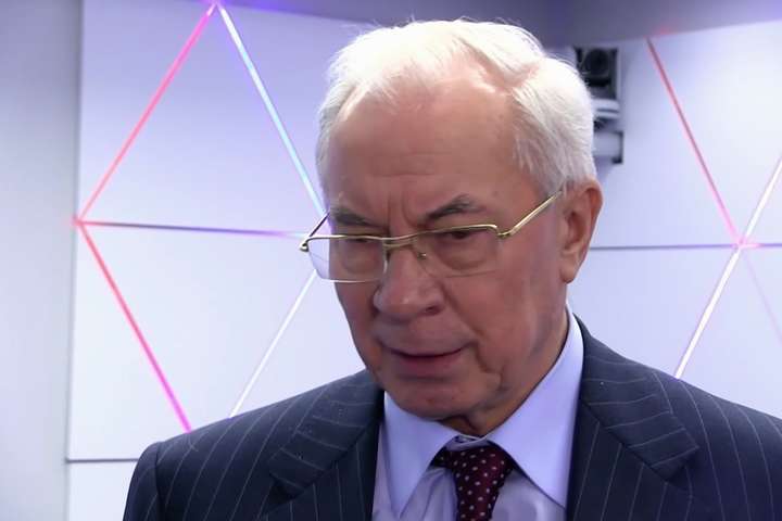 Азаров - Пенсіонера Азарова, який втік до Москви, спіймали на виробництві фейків
