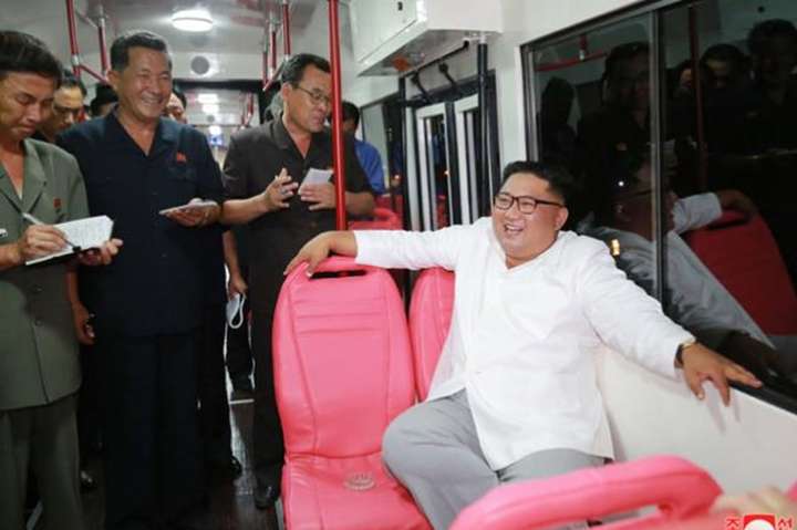 Кім Чен Ин особисто перевірив новий північнокорейський трамвай з рожевим салоном