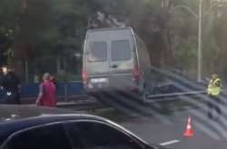 У столиці мікроавтобус зніс частину паркану, що огороджує трамвайні колії