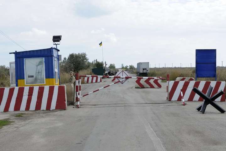 На межі з Кримом окупанти закрили один пункт пропуску