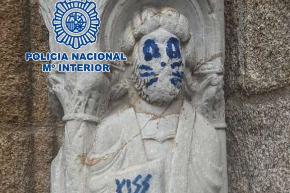 В Испании неизвестный нарисовал на статуе XII века кошачью морду