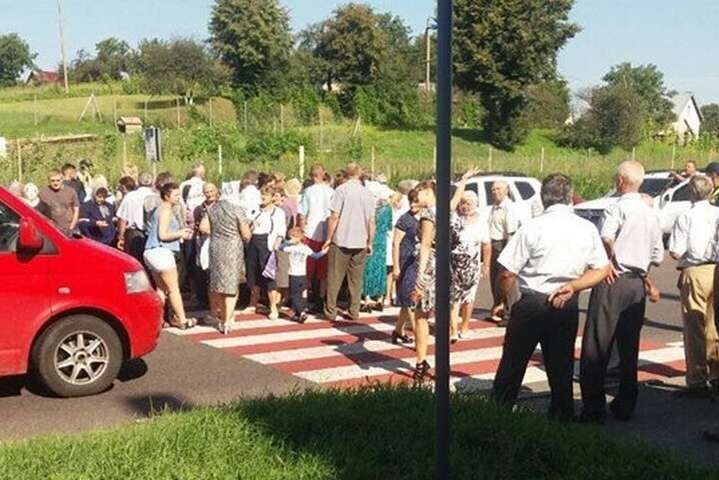 На Львівщині селяни перекрили дорогу через відсутність світла