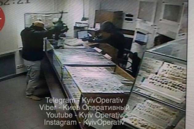 Зухвале пограбування ювелірного магазину у Києві: з'явилися фото нападу зсередини