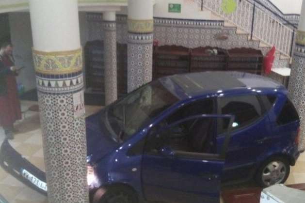 У Франції автомобіль протаранив мечеть