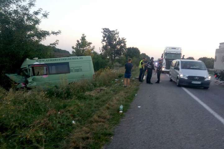Водійське місце просто розплющило. Маршрутка з пасажирами зіштовхнулась із вантажівкою на Одещині