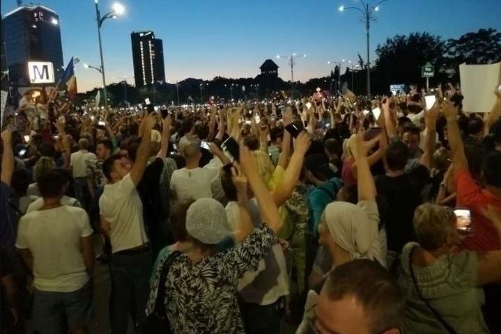 У Румунії тисячі людей третій день поспіль вимагають відставки уряду