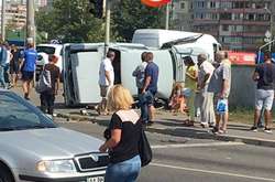 На Троєщині «Волга» вилетіла на тротуар і перекинулася: фото