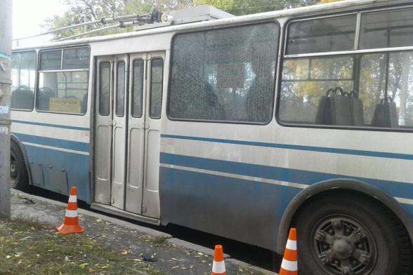 В Івано-Франківську невідомий обстріляв тролейбус