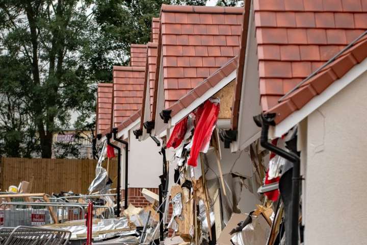 В Британии работник разрушил экскаватором пять новых домов, за строительство которых ему не платили