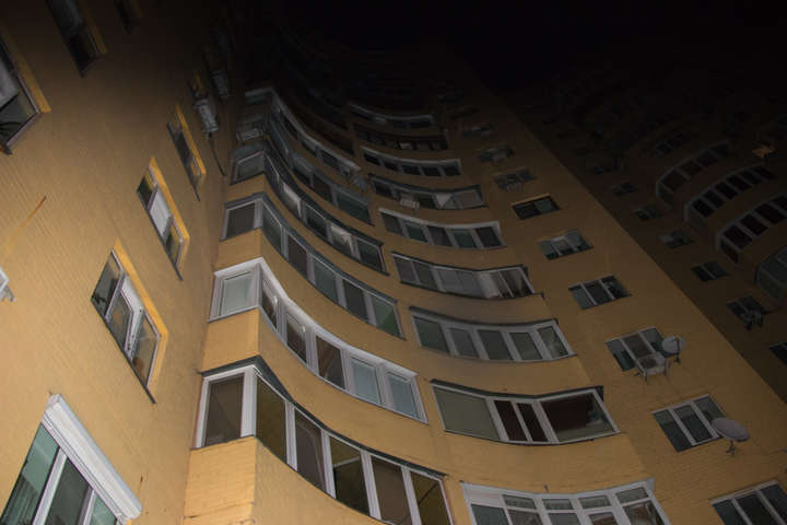 Ще одна жінка випала з вікна у Києві