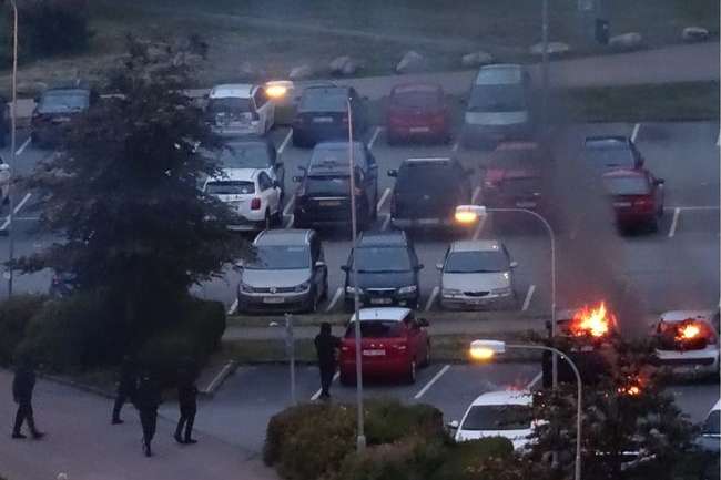 На западе Швеции неизвестные подожгли и разбили не менее 80 автомобилей