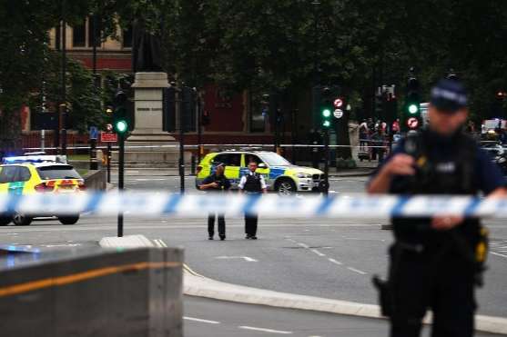 У Лондоні біля парламенту автомобіль протаранив загородження і збив пішоходів