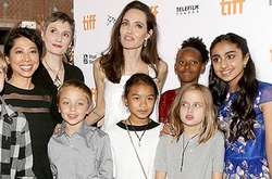 Анджелина Джоли впервые появилась на публике с детьми после бракоразводного скандала