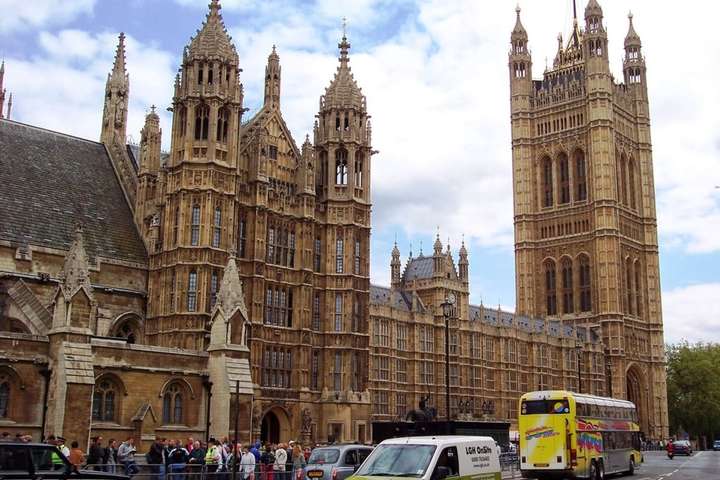 В Лондоне водитель врезался в ограждение возле здания парламента