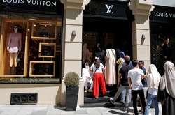  Очередь у магазина Louis Vuitton в Стамбуле, 13 августа 2018 года 