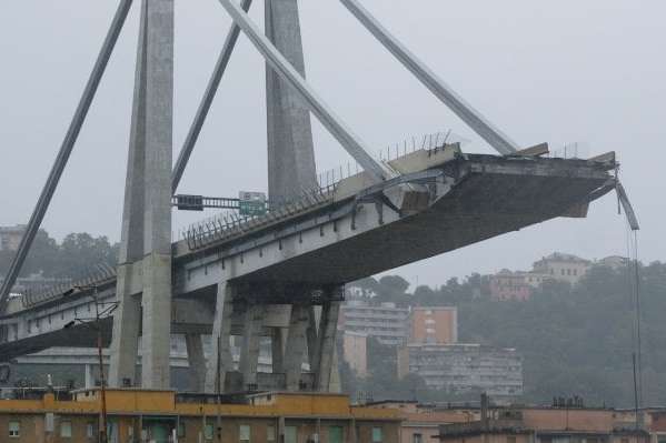 У мережі показали момент обвалу мосту в Генуї з десятками загиблих 