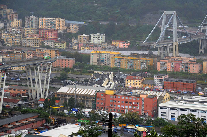 Десятки людей загинули під час обвалу  мосту в Італії (фото)