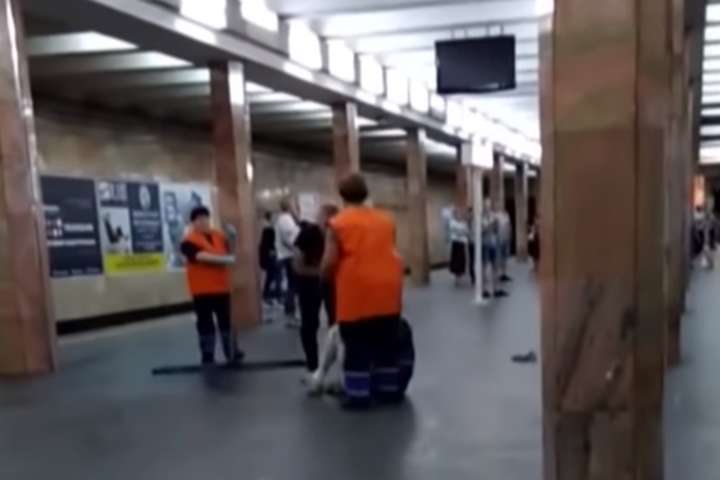 Побиття поліцейським чоловіка у київському метро: справа розслідується, як побої і мордування