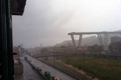 Свідки стверджують, що міст в Італії рухнув через удар блискавки 