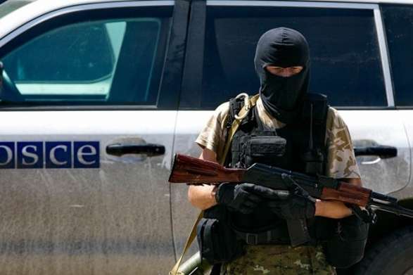 На Луганщині терорист з автоматом цілився у представників ОБСЄ