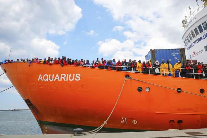 П’ять країн ЄС поділять між собою мігрантів із судна «Акваріус»