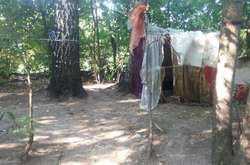 Поліція виявила на Київщині жебрачку, яка жила з двома дітьми у наметі в лісі